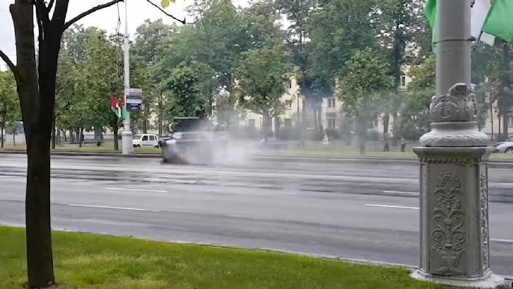 Άρμα επιχειρεί να «ντριφτάρει» και πέφτει σε στύλο φωτισμού (βίντεο)